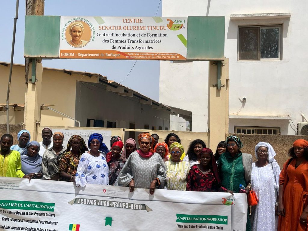Le 24 Juin 2025,l’AFAO-WAWA a organisé un atelier de capitalisation dans le cadre du projet PRAOP 3 – Chaîne de valeur lait local, mis en œuvre avec l’ARAA et le soutien de la CEDEAO. Cet atelier, tenu à Dakar 🇸🇳, a réuni les acteurs et partenaires venus du Sénégal et de la Gambie 🇬🇲, pour partager les acquis, les bonnes pratiques et les leçons apprises à travers les actions menées sur le terrain. Un moment fort d’échanges et de réflexion collective pour renforcer les initiatives futures au service des jeunes, des femmes, et des acteurs de la filière lait local.